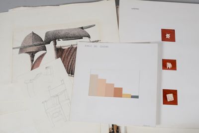 une pile de feuilles avec des dessins dessus, posée sur une table