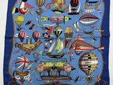 une image représentant une écharpe bleue sur laquelle figurent un bateau et d'autres motifs