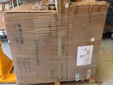 de nombreux cartons empilés les uns sur les autres dans un entrepôt