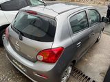plusieurs voitures garées sur un parking, avec un bâtiment en arrière-plan