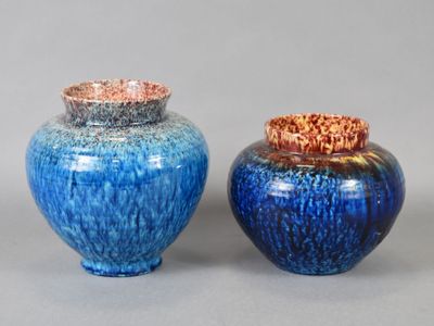 deux vases posés l'un à côté de l'autre sur une table