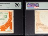 Trois types différents de timbres sont exposés dans une vitrine.