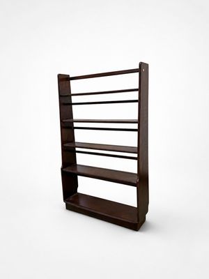 une étagère en bois comportant trois tablettes de chaque côté