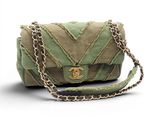 une photo d'un sac Chanel sur fond blanc