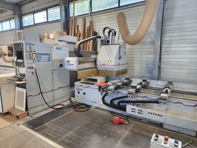 une machine qui travaille sur une pièce de bois