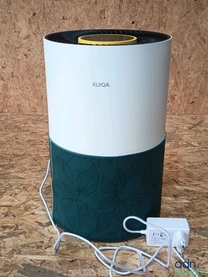 une boîte blanche et verte à laquelle est fixé un chargeur