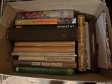 une boîte remplie de livres posée sur une table
