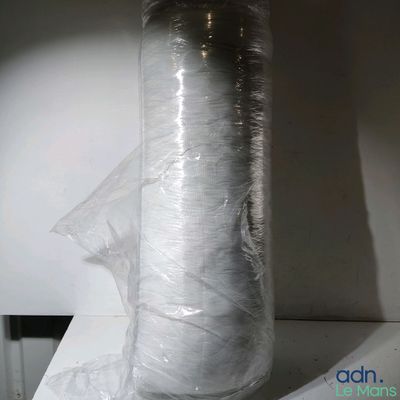 un gros rouleau de film plastique emballé dans du film plastique, posé sur un comptoir