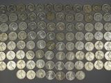 une image représentant un tas de pièces d'argent posées sur une surface noire