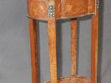 une petite table en bois sur laquelle se trouve un miroir