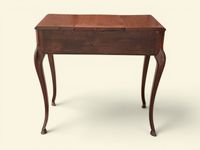Table coiffeuse en bois teinté façon acajou. (photo 4)