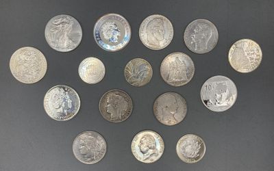 beaucoup de pièces disposées en cercle