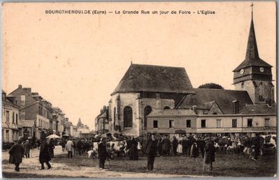 une photo en noir et blanc montrant une foule devant une église