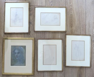 quatre photos encadrées représentant le visage d'une femme, posées sur un parquet