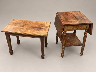 deux petites tables aux pieds tournés, une petite table aux pieds tournés, une petite table aux pieds tournés et une petite table aux pieds tournés