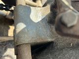 un gros plan d'une moto à laquelle est attachée une chaîne