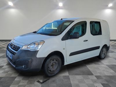 la camionnette blanche est garée dans une grande pièce au sol en damier