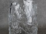 un vase en verre contenant un morceau de verre cassé