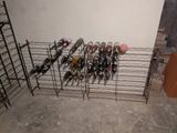 de nombreuses bouteilles de vin posées sur un casier dans une pièce