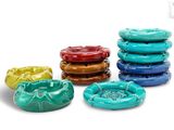 quatre bols de couleurs différentes empilés les uns sur les autres