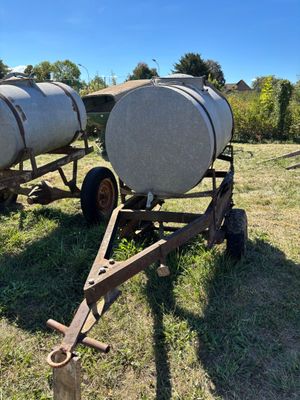 deux cuves à ciment posées sur une remorque dans un champ