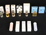 beaucoup de flacons de parfum posés sur une table