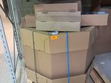 une pile de cartons sur une palette dans un entrepôt
