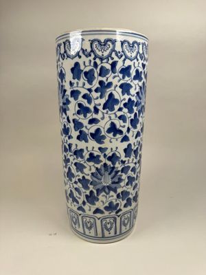 un vase bleu et blanc posé sur une table