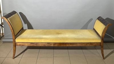 banquette rembourrée jaune dans une pièce au sol carrelé