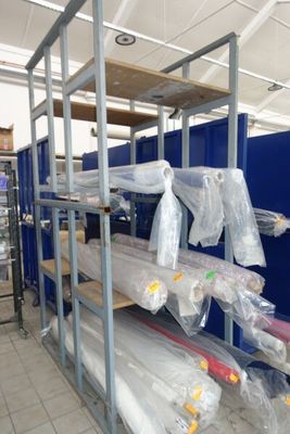 une pièce remplie d'une grande variété de matelas