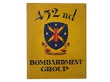 un vieux livre sur lequel figure l'emblème d'un groupe de bombardement