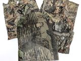 deux chemises camouflage sur fond blanc, avec un fond blanc