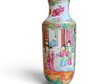 un vase orné d'une peinture posé sur une surface blanche