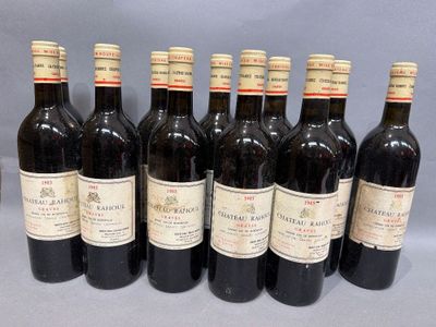 six bouteilles de vin sont alignées sur une table