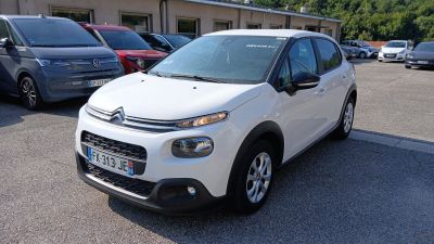 une voiture blanche garée dans un parking à côté d'autres voitures