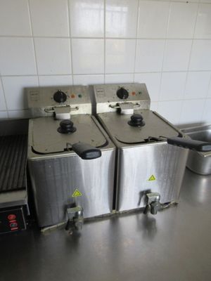 deux friteuses posées sur le comptoir de la cuisine
