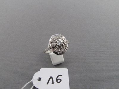 une photo d'une bague en diamant sur laquelle est posée une étiquette de prix