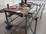 une photo d'un établi dans un entrepôt, avec de nombreux outils