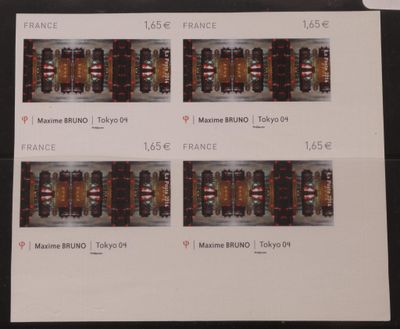 quatre timbres représentant différents types de bouteilles, posés sur une table