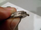 une personne tenant une bague en argent dans la main