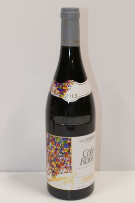 une bouteille de vin posée sur une table