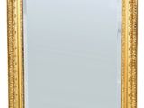un miroir encadré d'or sur fond blanc