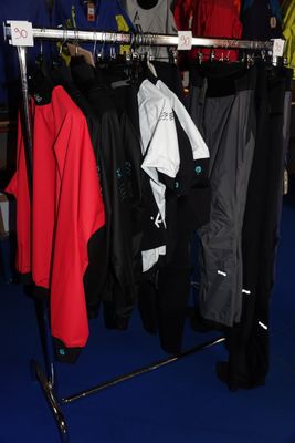 un portant sur lequel sont suspendus des vêtements
