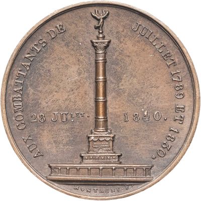 une vieille pièce de bronze surmontée d'une statue