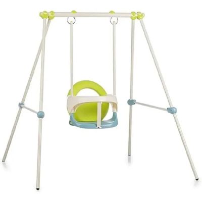 une balançoire avec un siège vert et un cadre blanc