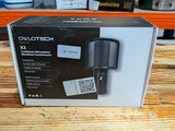 une boîte contenant un chargeur, posée sur une table