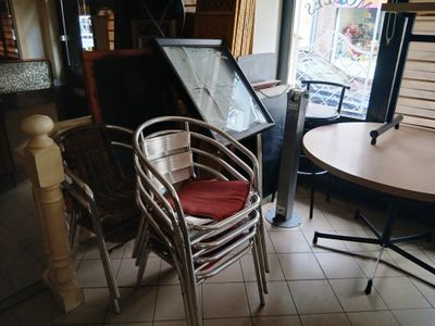une table et des chaises dans une pièce avec une grande fenêtre