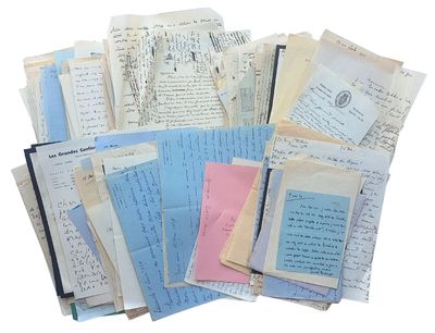 une pile de vieilles lettres et de vieux papiers posée sur une surface blanche