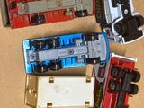 quatre petits trains miniatures posés les uns à côté des autres sur une table