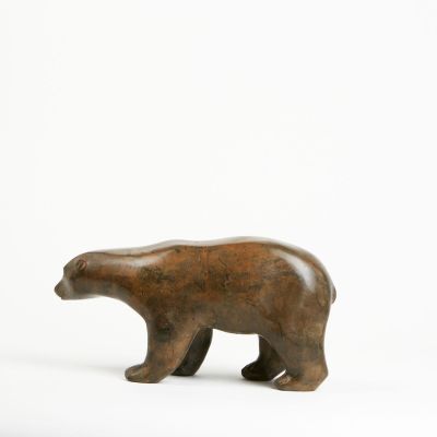 sculpture en bois représentant un ours polaire sur fond blanc